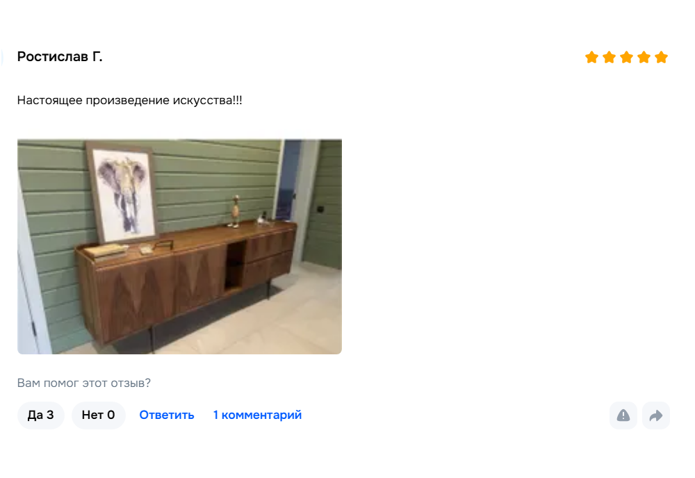 Комод-сервант деревянный с геометрическими фасадами у зелёной стены в интерьере | отзыв