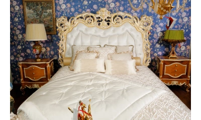 Спальня Rampoldi Комплект: Кровать (Gold Leaf)+2 Тумбы (Walnut+Gold)+Покрывало И Декоративные Подушки